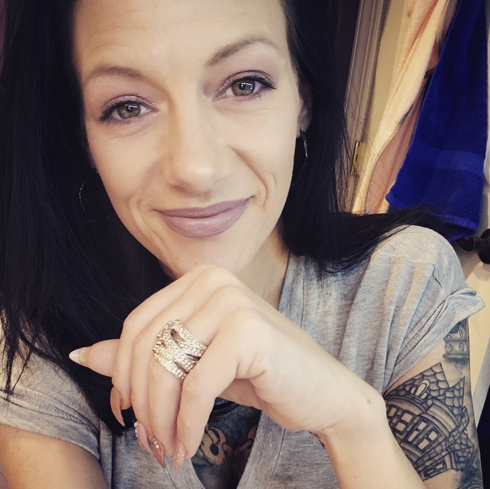 Meet your Posher 🖤 Shannon